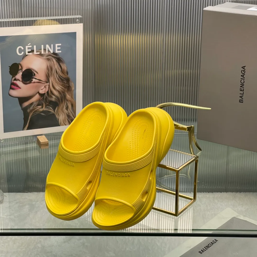 👟👟Ex-factory price 380👟👟 35-41 ‍🔥 ‍🔥 ‍🔥Balenciaga’s latest hole-in-the-wall slippers are now available! 🎉🎉🎉A sandal that is popular on Instagram, 🎊🎊🎊 and all major platforms of Xiaohongshu! Made of high-tech materials and molded in one piece, it is lightweight, wear-resistant, and waterproof! ✨✨✨ The heel height is 6CM. The colors are being added one after another to meet your various color combinations and different needs. A very cost-effective product!